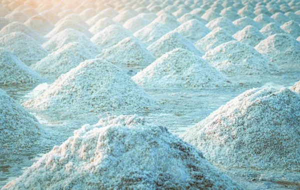 タイの海塩農場。有機海塩。海水の蒸発と結晶化。塩工業の原料。塩化ナトリウム太陽蒸発システム。ヨウ素源クローズアップ塩山 — ストック写真
