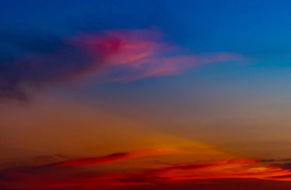 Dramatische rote und blaue Himmel und Wolken abstrakten Hintergrund. Rot-blaue Wolken am Himmel des Sonnenuntergangs. warmes Wetter Hintergrund. Kunstbild des Himmels in der Abenddämmerung. Sonnenuntergang abstrakten Hintergrund. Trauriger dramatischer Sonnenuntergang. — Stockfoto