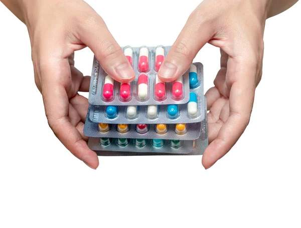 Kobieta ręka trzyma opakowanie antybiotyków kapsułki tabletki izolowane na białym tle. Podawać lub odbierać narkotyki. Antybiotyk nadużywanie narkotyków. Oporność na leki przeciwdrobnoustrojowe. Produkt farmaceutyczny. Opieki zdrowotnej. — Zdjęcie stockowe