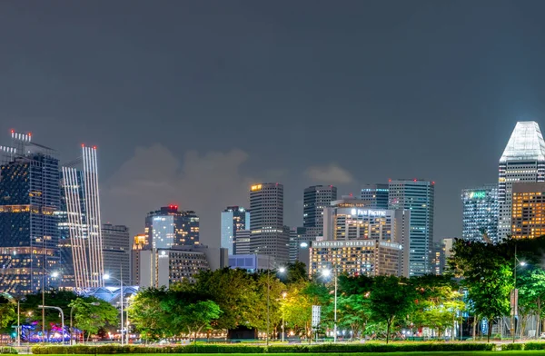 SINGAPORE-MAIO 19, 2019: Cityscape Singapura cidade moderna e financeira na Ásia. Paisagem noturna de edifício de negócios e hotel. Edifício do centro financeiro com luz noturna. Escritório de arquitetura moderna . — Fotografia de Stock