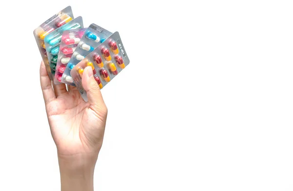手握包装的抗生素胶囊药片分离在白色背景。给予或接受药物。抗生素药物过度使用。抗微生物药物耐药性。医药产品。医疗. — 图库照片
