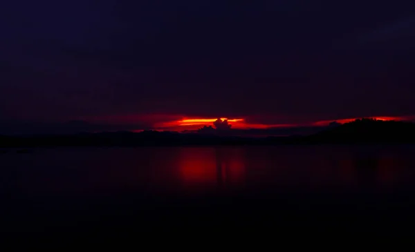 Coucher de soleil rouge et violet sur la montagne et le lac. Beau ciel nocturne. Majestueux coucher de soleil. Fond naturel. Photo d'art du ciel au crépuscule. Coucher de soleil fond abstrait. Concept crépuscule et aube — Photo