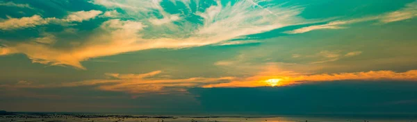 Panorama vista do pôr do sol na praia. Céu azul e laranja bonito e nuvens com luz solar. Fundo da natureza. Paisagem da praia no mar tropical. Céu noturno com conceito de paz e céu . — Fotografia de Stock