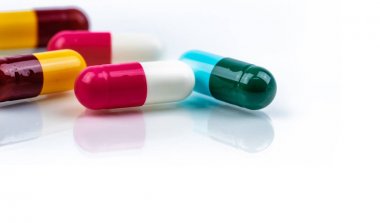 Beyaz arka planda renkli antibiyotik kapsül hapları. Eczacılık kavramı. Antibiyotik ilaç direnci. İlaç endüstrisi. Eczane eczanesi. Sağlık ilaçları. Antimikrobiyal kapsül.