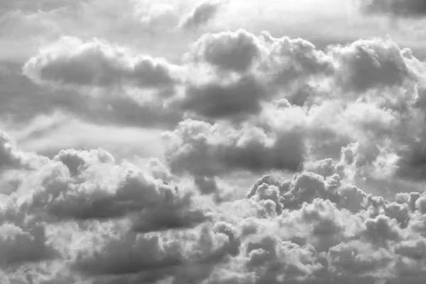 Graue und weiße Wolke abstrakten Hintergrund. Trauriger, toter, hoffnungsloser und verzweifelter Hintergrund. Donner und Sturm. grauer Himmel und flauschige Wolken. Das Konzept vom Unglückstag. Trauriger und launischer Himmel. Hintergrund Natur. — Stockfoto