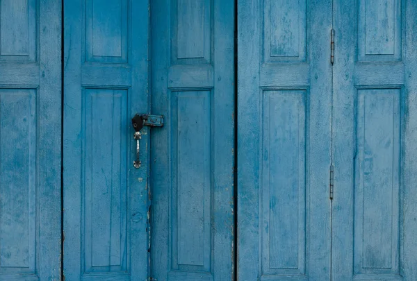 Gesloten blauwe houten deur. Vintage voordeur abstracte achtergrond. Verlaten oude huis. Oude houten deur textuur. Vergrendel de deur van het oude huis. Exterieur Vintage architectuur. — Stockfoto