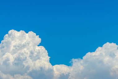 Güzel mavi gökyüzü ve beyaz kümülüs bulutlar soyut arka plan. Bulutla ilgili bir arka plan. Güneşli bir gün mavi gökyüzü ve kabarık beyaz bulutlar. Doğa havası. Mutlu gün için parlak gökyüzü ve kabarık bulutlar.