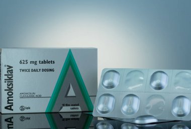 Chonburi, Tayland-Haziran 2, 2019 : Amoksiklav 625 mg film kaplı tablet. Amoksisilin ve klavulanik asit. Kutuda antibiyotikler ilaç ve gümüş alüminyum folyo blister paketi. Hafif ambalajlardan koruyun.