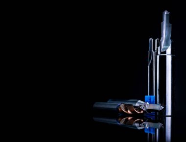 Siyah arka planda izole özel araçlar. Özel araçlar sipariş etmek için yapılmıştır. Kaplamalı adım matkap ve rayba detay. HSS Çimentolu karbür. Endüstriyel uygulamalar için karbür kesme aleti. Mühendislik araçları.