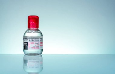 Chonburi, Tayland-Mayıs 8, 2019: Bioderma Sensibio H2O. Yüz ve gözler hassas cilt için misel solüsyonu çıkarmadan makyaj. Beyaz arka planda izole plastik şişe sökücü makyaj. Temizlik.