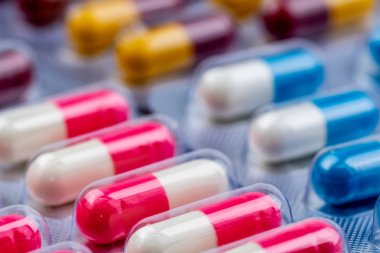 Blister pakette renkli antibiyotik kapsül hapları. İlaç endüstrisi. Eczane eczanesinin arka planı. Antibiyotik ilaç direnci. Hastanede tedavi enfeksiyonu için antimikrobiyal kapsül hapları.