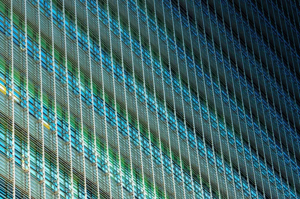 Moderne futuristische Glasgebäude abstrakten Hintergrund. Äußere der Architektur von Bürogebäuden aus Glas. Fassade des nachhaltigen Geschäftsbaus. Energiesparende Architektur. Glasfenster des Unternehmens. — Stockfoto