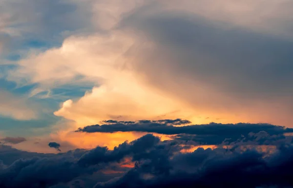 Wunderschöner Abendhimmel. Orange, blau und weißer Himmel. farbenfroher Sonnenaufgang. Kunstbild des Himmels bei Sonnenaufgang. Sonnenaufgang und Wolken zur Inspiration Hintergrund. Natur-Hintergrund. friedliches und beschauliches Konzept. — Stockfoto