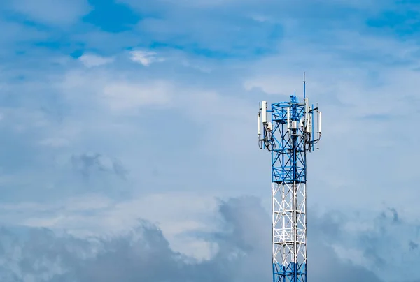 Telecommunicatietoren met blauwe lucht en witte wolken achtergrond. Antenne op blauwe lucht. Radio en satelliet paal. Communicatietechnologie. Telecommunicatie industrie. Mobiel of telecom 4g-netwerk. — Stockfoto