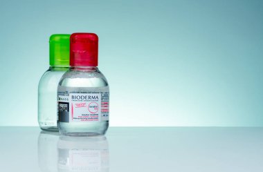 Chonburi, Tayland-Mayıs 8, 2019 : Bioderma yüz ve gözler hassas ve yağlı ciltler için micelle solüsyonu kaldırarak makyaj. Beyaz arka plan üzerinde izole plastik şişe sökücü makyaj. Temizlik suyu.