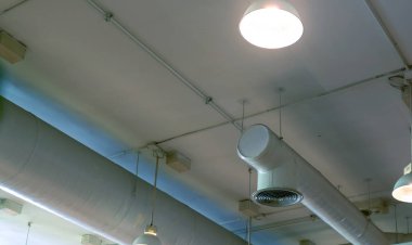 Hava kanalı, otomatik yangın sprinkler güvenlik sistemi. Yangından korunma ve dedektör. Yangın fıskiye sistemi. Bina iç konsepti. Tavan lambası ışığı açık ışık. İç mimarlık konsepti.