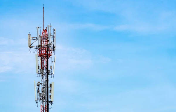 Telekomunikační věž s modrou oblohou a bílými mraky pozadí. Anténa na modré obloze. Rádio a satelitní pól. Komunikační technologie. Telekomunikační průmysl. Mobilní nebo telekomunikační síť 4g. — Stock fotografie