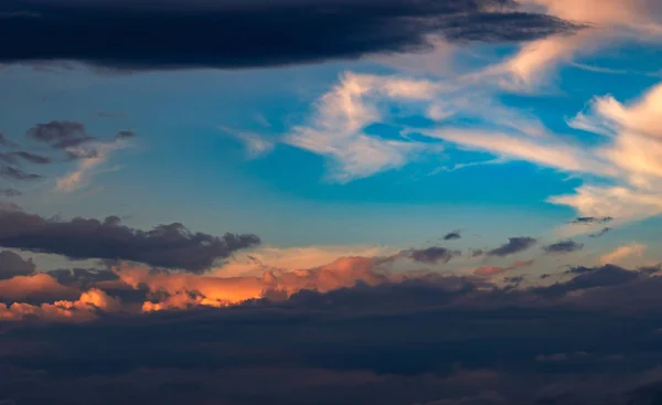아름다운 일몰 하늘입니다. 주황색, 파란색 및 흰색 하늘입니다. 다채로운 일출. 일출에 하늘의 예술 사진입니다. 영감 배경에 대한 일출과 구름. 자연 배경입니다. 평화롭고 고요한 개념. — 스톡 사진