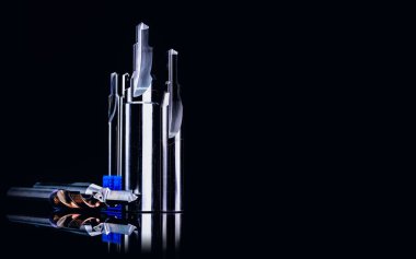 Koyu arka planda yalıtılmış özel araçlar. Özel aletler sipariş etmek için yapılmıştır. Kaplamalı adım matkap ve reamer detay. Hss çimentolu karbür. Endüstriyel uygulamalar için karbür kesme aleti. Mühendislik araçları.