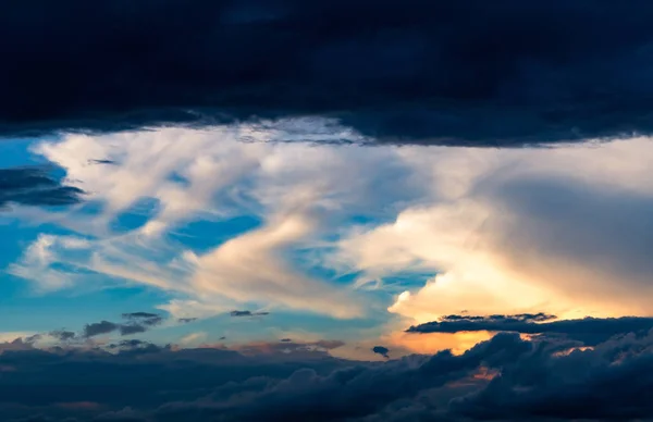아름다운 일몰 하늘입니다. 주황색, 파란색 및 흰색 하늘입니다. 다채로운 일출. 일출에 하늘의 예술 사진입니다. 영감 배경에 대한 일출과 구름. 자연 배경입니다. 평화롭고 고요한 개념. — 스톡 사진