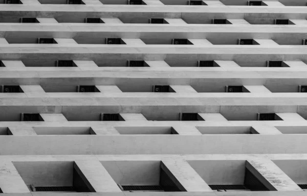 Blick von unten auf Wolkenkratzer-Betongebäude. Blick nach oben in einem Mehrfamilienhaus in der Stadt. Immobilien und Unternehmensbau. Geschossiges Wohnhaus. Eigentumswohnung. Außenarchitektur — Stockfoto