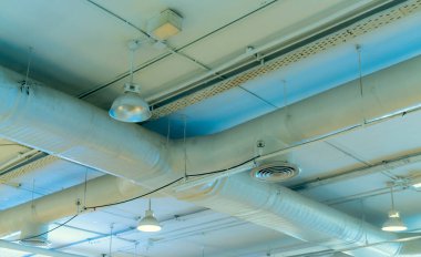 Hava kanalı, otomatik yangın sprinkler güvenlik sistemi. Yangından korunma ve dedektör. Yangın fıskiye sistemi. Bina iç konsepti. Tavan lambası ışığı açık ışık. İç mimarlık konsepti.