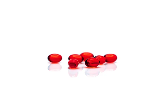 Kırmızı yumuşak jel kapsül hapları beyaz arka plan izole. Kırmızı yumuşak jelatin kapsül yığını. Vitaminler ve diyet takviyeleri kavramı. İlaç endüstrisi. Eczane eczanesi. Sağlık ürünleri. — Stok fotoğraf