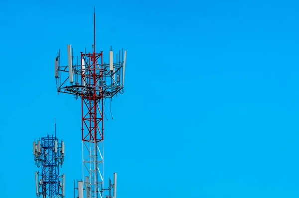 Telekomünikasyon kulesi mavi gökyüzü ve beyaz bulutlar arka planda. Mavi gökyüzünde anten. Radyo ve uydu direği. İletişim teknolojisi. Telekomünikasyon endüstrisi. Cep telefonu ya da telekom 4G ağı. — Stok fotoğraf