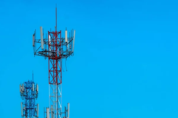 Telecommunicatietoren met blauwe lucht en witte wolken achtergrond. Antenne op blauwe lucht. Radio en satelliet paal. Communicatietechnologie. Telecommunicatie industrie. Mobiel of telecom 4g-netwerk. — Stockfoto