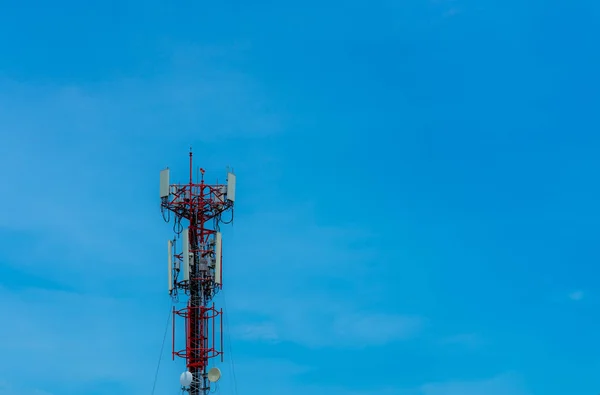 Telecommunication tower with clear blue sky background. Antenna on blue sky. Radio and satellite pole. Communication technology. Telecommunication industry. Mobile or telecom 4g network. Technology — Stock Photo, Image