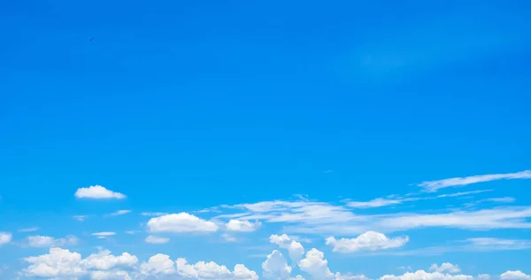 Beautiful blue sky and white cumulus clouds abstract background. Cloudscape background. Blue sky and fluffy white clouds on sunny day. Nature weather. Bright day sky for happy day background. — Stock Photo, Image