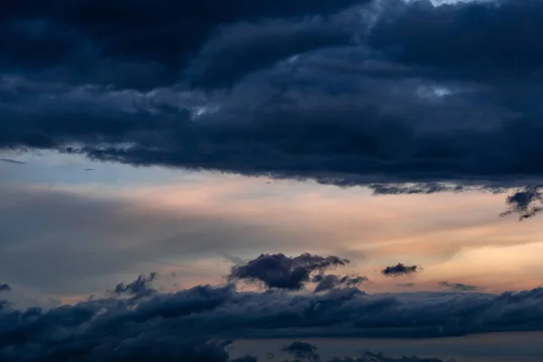 Belo céu do pôr-do-sol. Céu laranja, azul e branco. Nascer do sol colorido. Imagem de arte do céu ao nascer do sol. Nascer do sol e nuvens para inspiração de fundo. Fundo da natureza. Conceito pacífico e tranquilo . — Fotografia de Stock