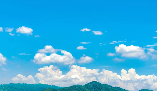 Blue sky and white cumulus clouds over green mountain. Beauty in nature. White fluffy clouds. Tropical nature. Sunny day with cloudscape. Heaven and tranquil scene. Summer weather. Love nature concept — Stock Photo, Image