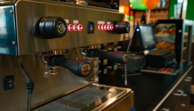 Kahve dükkanındaki profesyonel kahve makinesini kapat. Espresso, americano, latte ve cappuccino için kahve makinesi. Kahve dükkanının tezgahı. Kahveci için modern bir alet. İçecek servisi işi.