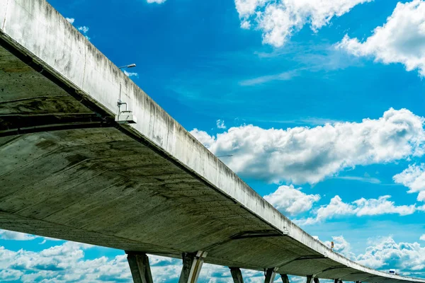 Vista inferiore della strada sopraelevata in calcestruzzo. Superare la strada in cemento. Struttura del cavalcavia stradale. Autostrada moderna. Infrastrutture di trasporto. Costruzione di ponti in calcestruzzo. Architettura del ponte . — Foto Stock