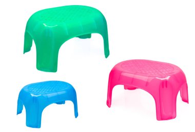 Banyo veya mutfak için plastik tabure. Çocuk koltuğu. Beyaz arka planda izole edilmiş yeşil, mavi ve pembe plastik tabure. Yetişkinler ve çocuklar için tabure. Taşınabilir ve hafif basamak taburesi. 