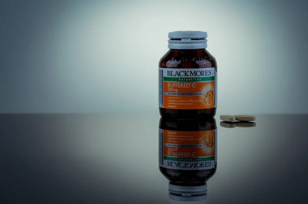 CHONBURI, TAILANDIA-JUNIO 2, 2019: Blackmores tamponaron C 500 mg. Comprimidos de vitamina C en frasco de ámbar aislados sobre fondo degradado. Fabricado por Blackmores NSW Australia. Productos farmacéuticos . — Foto de Stock