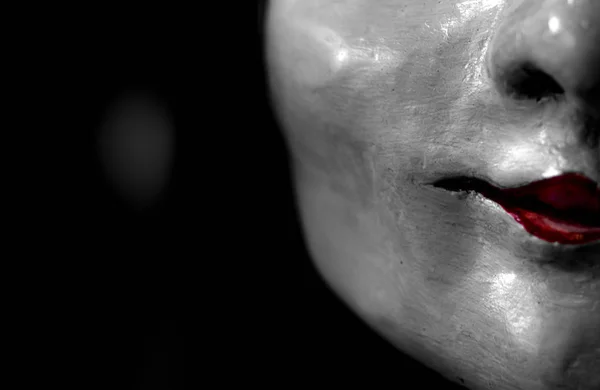 Standbeeld gezicht van vrouw gemaakt van gips. Standbeeld gezicht van de vrouw op donkere achtergrond. Sculptuur van kunst. Standbeeld gezicht van de vrouw op zoek naar iets. Rode lippen. — Stockfoto
