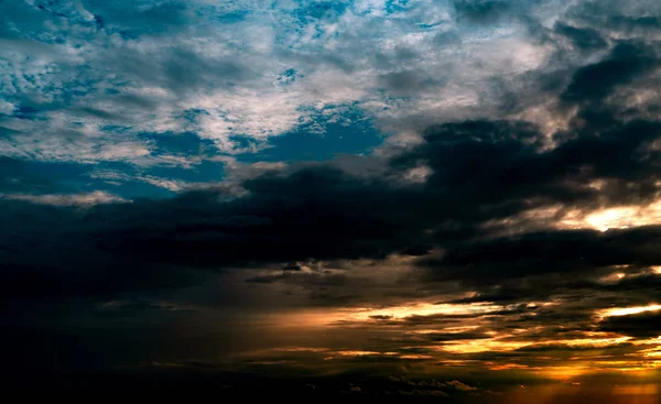 Wunderschöner Abendhimmel. Orange, blau und weißer Himmel. farbenfroher Sonnenuntergang. Kunstbild des Himmels bei Sonnenuntergang. Sonnenuntergang und Wolken zur Inspiration Hintergrund. Natur-Hintergrund. friedliches und beschauliches Konzept. — Stockfoto