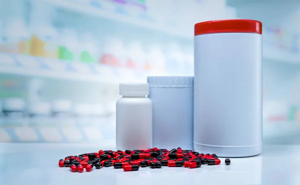 Les Capsules Rouges Noires Répandent Sur Comptoir Pharmacie Bouteille Médicament — Photo