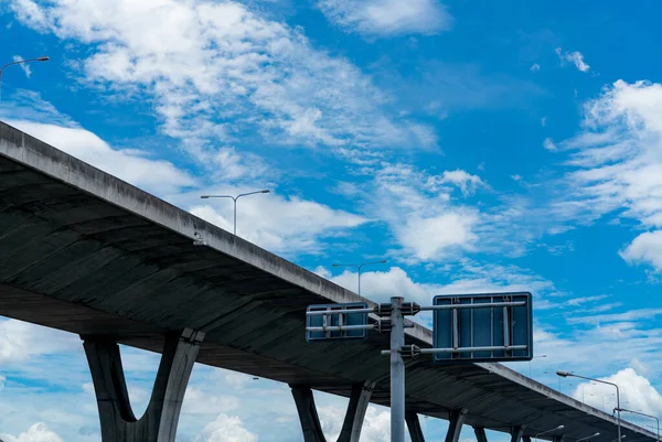 高耸的混凝土公路的底部视图 过混凝土路 公路天桥结构 现代高速公路 运输基础设施 混凝土桥梁工程建设 桥梁建筑 — 图库照片