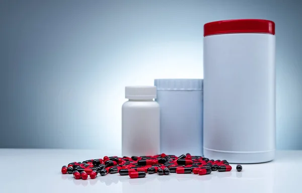 Las Píldoras Cápsula Antibiótica Propagan Mesa Blanca Botella Plástico Etiqueta — Foto de Stock