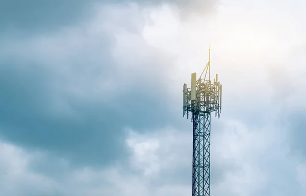 구름낀 배경의 하늘의 안테나 라디오와 모바일 네트워크 — 스톡 사진