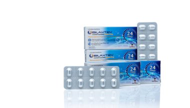 CHONBURI, THAILAND-MAY 24, 2020: Bilaxten hapları alüminyum folyo kabartma paketinde. Bilastine 20 miligram sakinleştirici olmayan antihistamin. Beyaz arkaplanda izole edilmiş kağıt kutu paketinde Bilaxten.