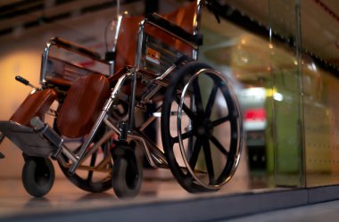 Özel hastalar ve engelliler için asansörün yanındaki tekerlekli sandalye. Engellilere yardım için hastanede tıbbi malzemeler var. Hasta bakımı için tekerlekli sandalye.