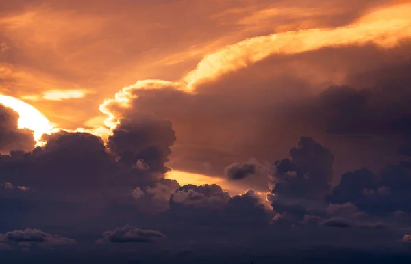 Naplemente Arany Fény Ragyog Felhők Rétegeiben Bolyhos Felhők Alkonyatkor Hajnal — Stock Fotó