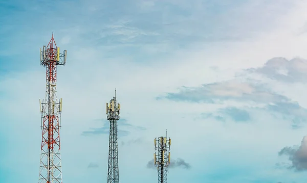 Mavi Gökyüzü Beyaz Bulutlu Telekomünikasyon Kulesi Mavi Gökyüzünde Anten Radyo — Stok fotoğraf