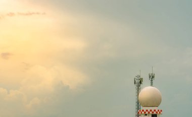 Mavi gökyüzü ve bulutlara karşı radar kulesi ve telekomünikasyon kulesi. Havacılık sektöründe havacılık meteorolojik gözlem istasyonu kulesi güvenlik uçağı kullanımı.
