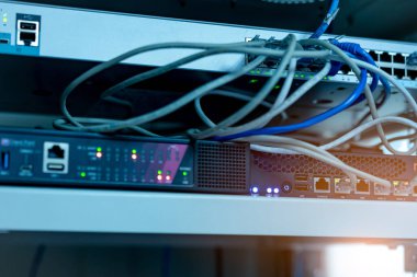 Veri merkezinde ethernet kabloları ve ağ anahtarı. Bilgisayar için internet yönlendirici kablosu. Ağ merkezi. Veri güvenliği için kontrol noktası ekipmanları. İletişim ağı kablosuz. İnternet ağı.