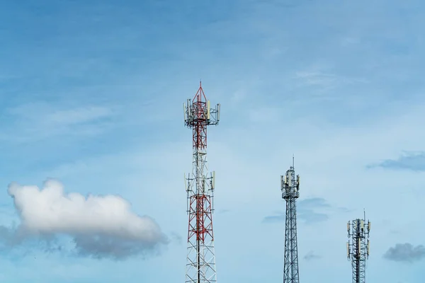 Mavi Gökyüzü Beyaz Bulutlu Telekomünikasyon Kulesi Mavi Gökyüzünde Anten Radyo — Stok fotoğraf